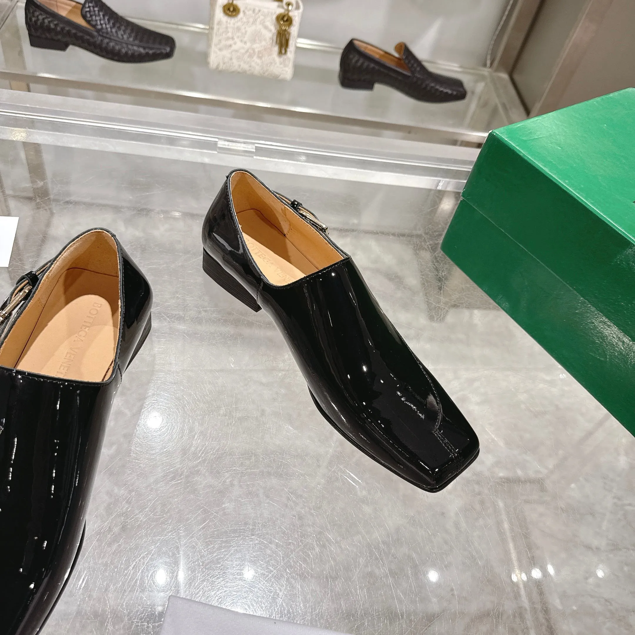 [BV] Top P: 860💰 Couple model, Size: Women 35-39, Men 39--44 (Female 40.41. Men 38. 45, non-refundable) Bottega Veneta 2025 Autumn Counter Synchronous Couple Model Bottega Veneta square-toe low-heeled shoes woven from mixed-breed sheep! Patent leather matching! Low-key luxury and solid color! Leather outsole! [Rose][Rose]! Purely hand-woven and operated, the original board is reproduced one-to-one! quality assurance!